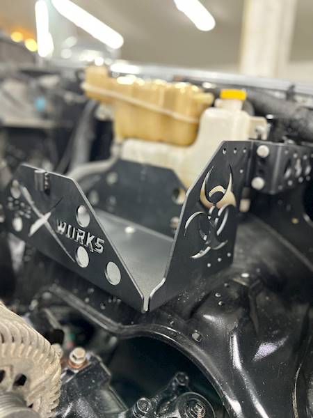 Podstawa akumulatora NISSAN PATROL Y61 / Y60 – lewa strona (relokacja akumulatora)