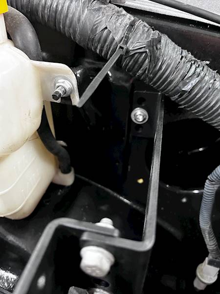 Podstawa akumulatora NISSAN PATROL Y61 / Y60 – lewa strona (relokacja akumulatora)