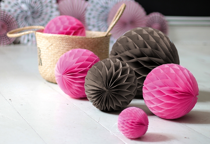 Kula bibułowa różowa 20 cm 