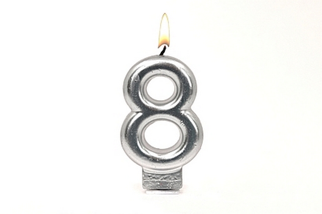 Świeczka cyferka do tortu srebrna "8"