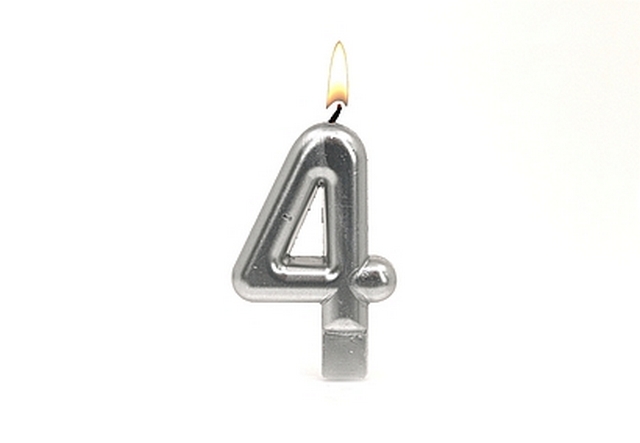 Świeczka cyferka do tortu srebrna "4"