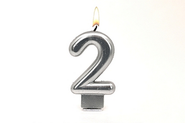 Świeczka cyferka do tortu srebrna "2"