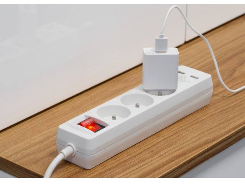 LISTWA ZASILAJĄCA 3 gniazda + 2x USB - 1,5m