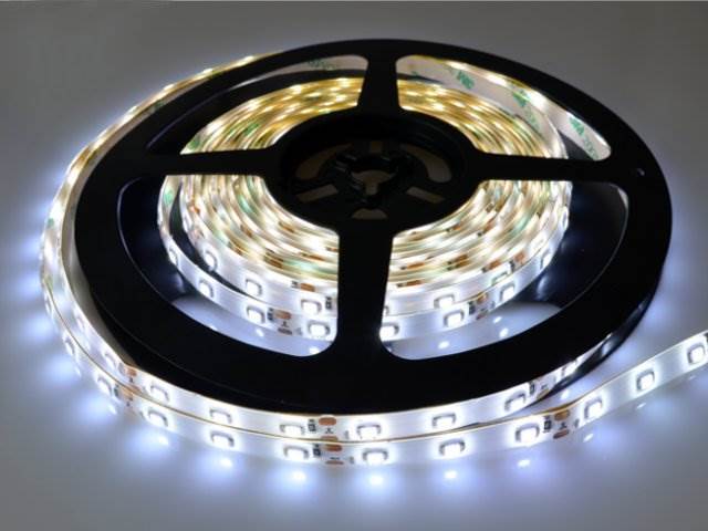 Taśma 300 LED 12V 24W wodoodporna IP65 - zimna