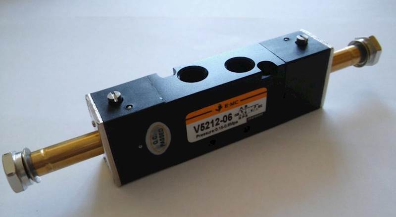 EMC V5212-06 ELEKTROZAWÓR PIĘCIODROGOWY 5/2 1/8"