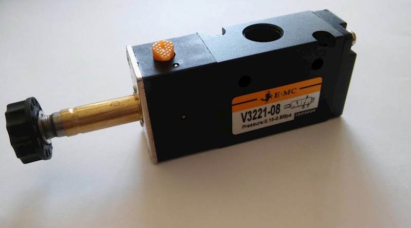 EMC V3221-08 ELEKTROZAWÓR TRÓJDROGOWY 3/2 1/4"