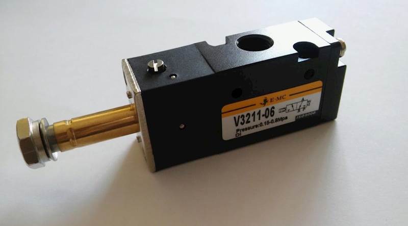 EMC V3211-06 ELEKTROZAWÓR TRÓJDROGOWY 3/2 1/8"