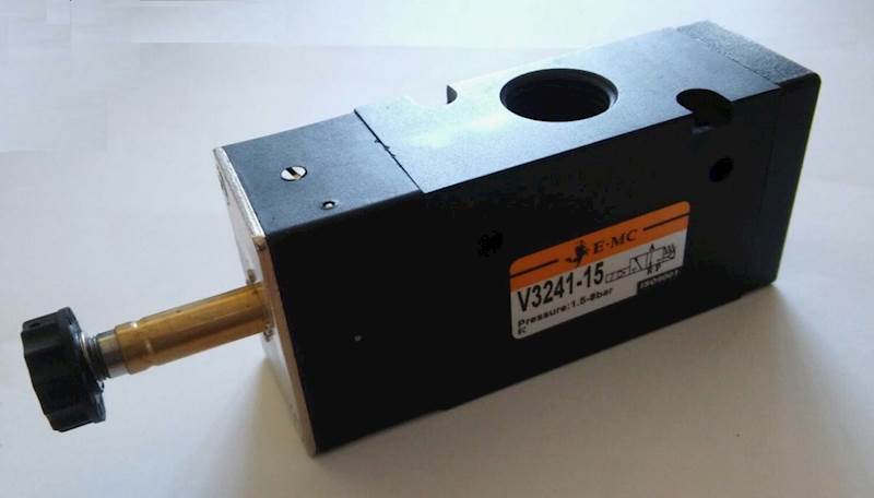 EMC V3241-15 ELEKTROZAWÓR TRÓJDROGOWY 3/2 1/2" NC