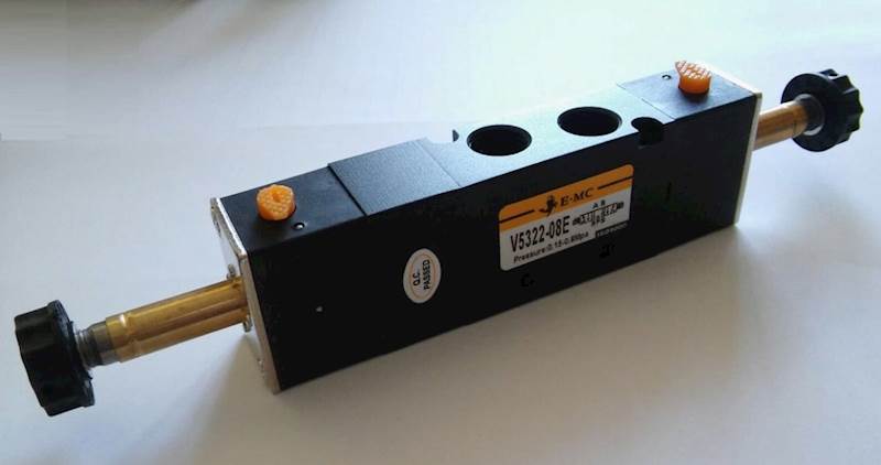 EMC V5322-08E ELEKTROZAWÓR PIĘCIODROGOWY 5/3 1/4"